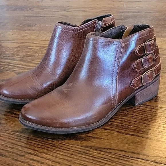 SUPER CUTE Matisse Brown Leather Booties - Picture 1 of 4